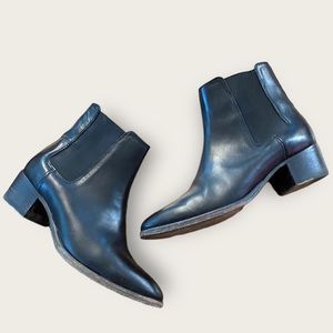 FRYE women’s Dara Chelsea boot in black-size 6.5B
